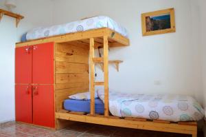 En eller flere senger på et rom på Tenerife Climbing House
