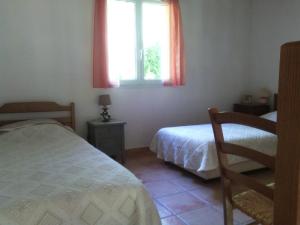 1 Schlafzimmer mit 2 Betten und einem Fenster in der Unterkunft Chambres d'hôtes La Fouquette in Les Mayons