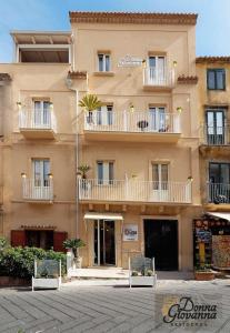 un edificio con balcones en un lateral en Residenza Donna Giovanna en Tropea