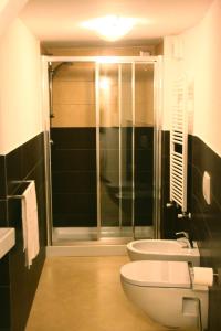 ヴェルナッツァにあるTaverna del Capitano Roomsのバスルーム(シャワー、トイレ、シンク付)