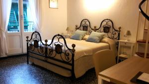 1 dormitorio con 1 cama grande y 1 mesa en Taverna del Capitano Rooms, en Vernazza
