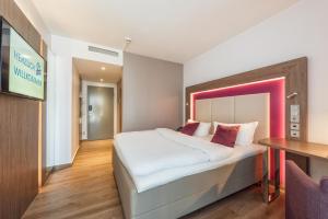 una habitación de hotel con una cama grande y una mesa en Best Western Plus Hotel Stadtquartier Haan, en Haan