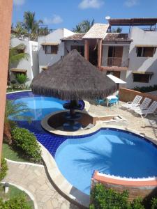Uitzicht op het zwembad bij Apartamento Recanto dos Golfinhos of in de buurt