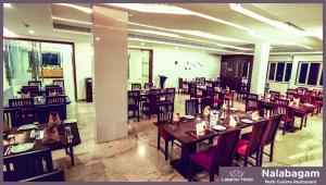 Restoran ili drugo mesto za obedovanje u objektu Lakshmi Hotel