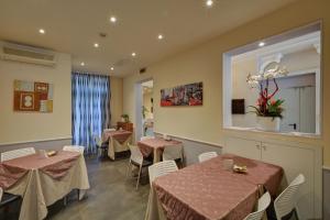 Reštaurácia alebo iné gastronomické zariadenie v ubytovaní Hotel Universo