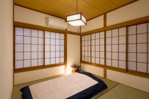 Tempat tidur dalam kamar di Sheena To Ippei