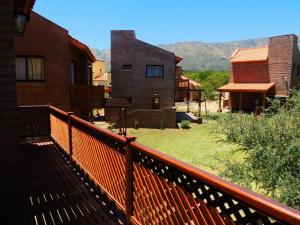 einen Zaun vor einem Haus mit Garten in der Unterkunft Complejo los Espinillos de Merlo in Merlo