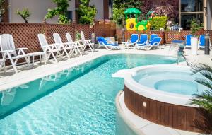 Bazén v ubytování Hotel Bellerofonte nebo v jeho okolí