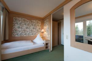 Postel nebo postele na pokoji v ubytování Hotel St. Ulrich Garni