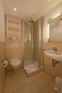 Koupelna v ubytování Hotel St. Ulrich Garni