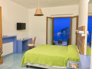 una camera da letto con un letto e vista sull'oceano di Hotel Torre Sant'Angelo a Ischia Altre 37 foto