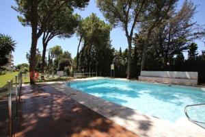 Basen w obiekcie Impresionante Loft En Puerto Banus A Pie De Playa lub w pobliżu