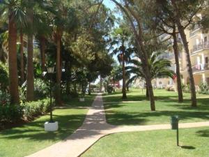 Ogród w obiekcie Impresionante Loft En Puerto Banus A Pie De Playa