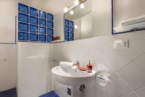 A bathroom at Residenza d'Epoca Galleria dell'Accademia