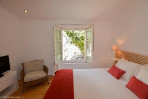 リスボンにあるLisbon Getaway - Santo Estevaoのベッドルーム1室(ベッド1台、椅子、窓付)