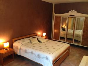 アヴォラにあるVilla Due Palmeのベッドルーム1室(ベッド1台、テーブルにランプ2つ付)