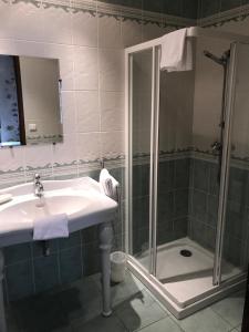 La salle de bains est pourvue d'un lavabo et d'une douche. dans l'établissement Écurie De Cucugnan, à Cucugnan