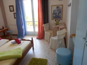 - un salon avec un canapé et une table dans l'établissement Kassimiotis, à Áyios Andréas Messinias
