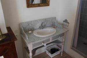 Ein Badezimmer in der Unterkunft L'Ancien Couvent Cahuzac