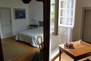 Ein Bett oder Betten in einem Zimmer der Unterkunft L'Ancien Couvent Cahuzac