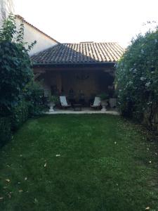Ein Garten an der Unterkunft L'Ancien Couvent Cahuzac