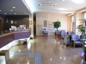 una sala de espera con sillas y un mostrador en un hospital en Hotel Route-Inn Suwa Inter, en Suwa