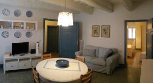 een woonkamer met een tafel en een bank bij Abitare il Borgo Piazza del Popolo in Castagneto Carducci