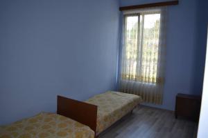 Postel nebo postele na pokoji v ubytování Jintcharadze Inn