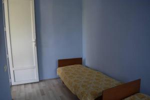 Postel nebo postele na pokoji v ubytování Jintcharadze Inn