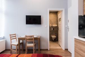 Televízia a/alebo spoločenská miestnosť v ubytovaní Sopot Host Patio