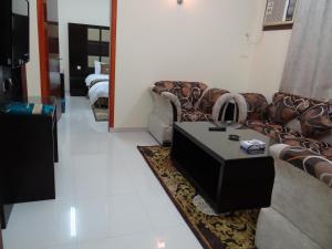 ein Wohnzimmer mit einem Sofa und einem Couchtisch in der Unterkunft Royal Home Furnished Apartments in Wadi ad-Dawasir