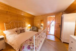 Postel nebo postele na pokoji v ubytování Carpathian Log Home