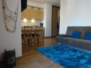 a living room with a couch and a table at Apartament Aquamarina in Świnoujście