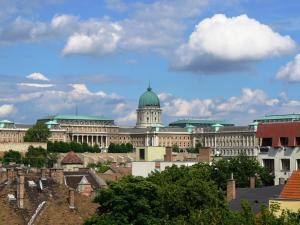 un gran edificio con una cúpula encima en Castle Area Apartment, en Budapest
