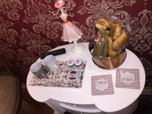 a table with a bucket of food and mugs on it at 40.17 SAN MARCO in Venice