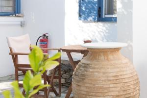 un jarrón grande sentado junto a una mesa con una planta en Aerides Boutique Rooms, en Vathi