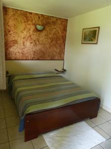 a small bed in a room with avertisementatron at Airport hotel in Ducos