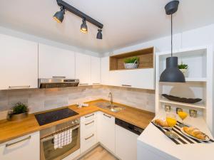 Kuchyň nebo kuchyňský kout v ubytování Navis Luxury Apartments