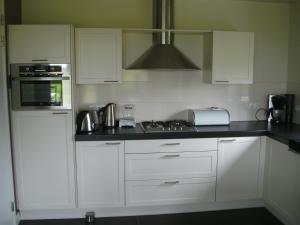 Een keuken of kitchenette bij Villapark Lauwerssee