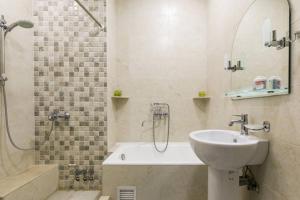 un bagno con doccia, lavandino e vasca di 3 Bedroom 2 Bathroom Apartment on Saburtalo Gagarin a Tbilisi City Altre 18 foto