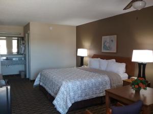 Säng eller sängar i ett rum på Americas Best Value Inn Blue Ridge