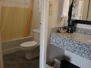 Ett badrum på Americas Best Value Inn Blue Ridge
