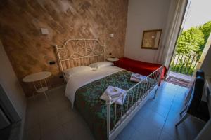 1 dormitorio con cama y ventana grande en Hotel Pisa, en Roma