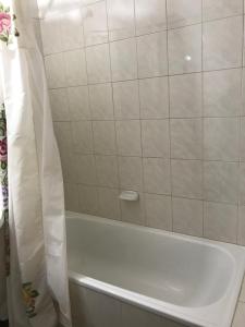 Et badeværelse på Amoblados Neuquen ALTO COMAHUE SHOPPING + 65 billeder