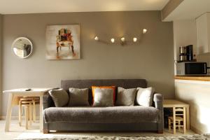 uma sala de estar com um sofá e uma mesa em Anna & Pierre-Noel apartment. em Benalmádena