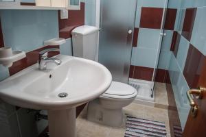 マリーナ・ディ・マンカヴェルサにあるVille Mancaversaのバスルーム(洗面台、トイレ、シャワー付)