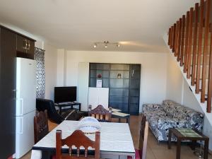 Televízia a/alebo spoločenská miestnosť v ubytovaní Vivienda Vacacional Monteprimero 2