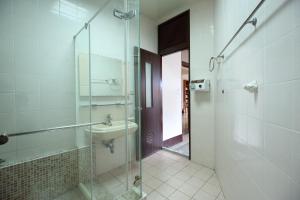 Bilik mandi di View Hostel