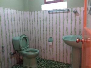 a bathroom with a toilet and a sink at Moon Plain Inn in Nuwara Eliya