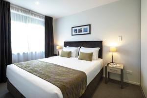 Säng eller sängar i ett rum på Quest Albany Serviced Apartments
